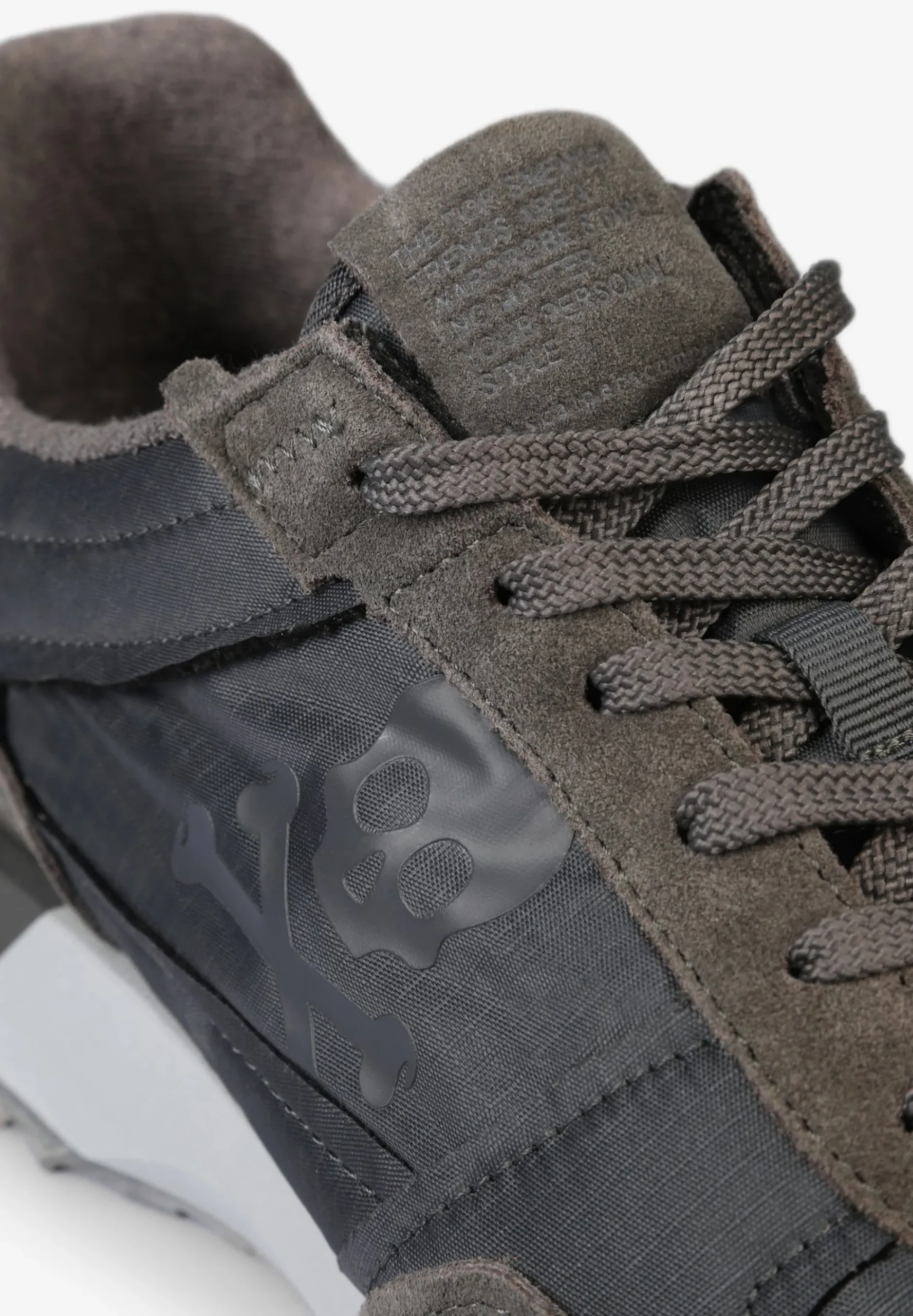 sneakers_calavera_lateral_3-8.webp scalperscompany Sneakers Calavera Lateral Tono-Hombre Sneakers